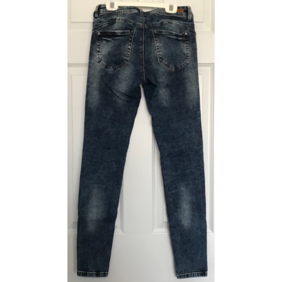 EightyTwo Denim Acid Wash Skinny Ankle Jeans Size 5 Pockets Dark Blue Distressed - Picture 2 of 16